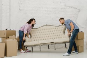 mengubah posisi perabotan rumah
