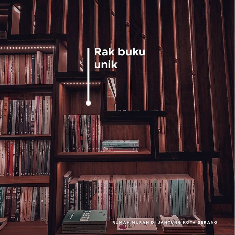 rak buku menambah estetika ruangan rumah serang